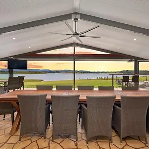 Holiday home Tuscany On Tinaroo - Lakeside Luxury, Barrine